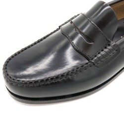 Makro-Ansicht Lederqualität und Verarbeitung von Premium Herren Business Schuhen Latino Marttely 300 schwarz