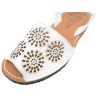 Detailaufnahme weißes Premium Echtleder und präzises Laser Lochmuster spanische Sandalen handgearbeitet