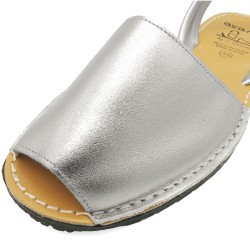 Flache Damen Leder Sandalen in Silber mit Fersenriemen